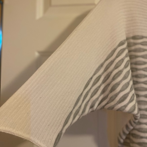 EUC two-one-two New York petite sweater. - Picture 4 of 7